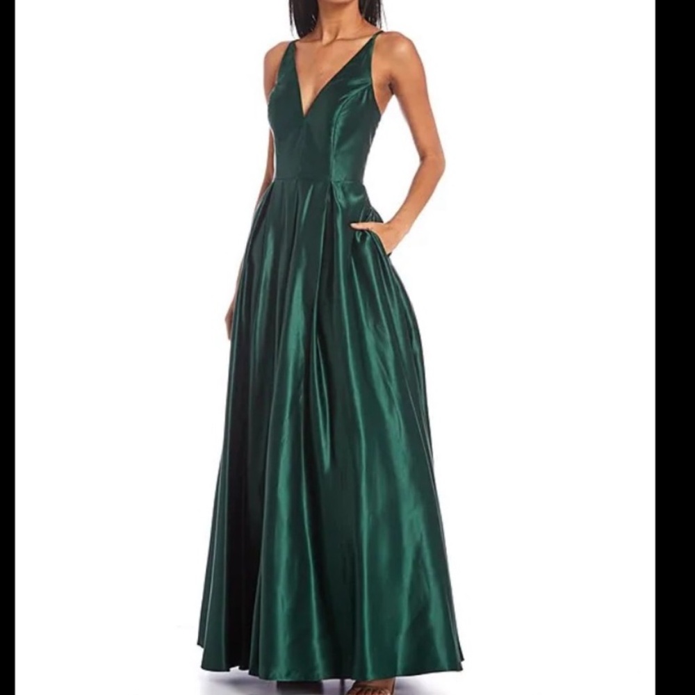 Spaghetti Strap Deep V-Neck Princess Seam
Pleated Pocket Skirt Ball Gown